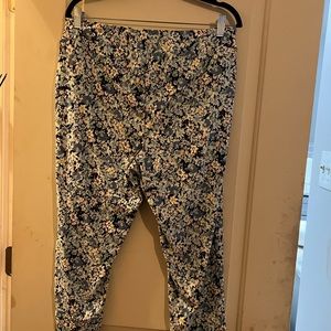 Green flower capris. Size 1X Made by Terra and Sky.